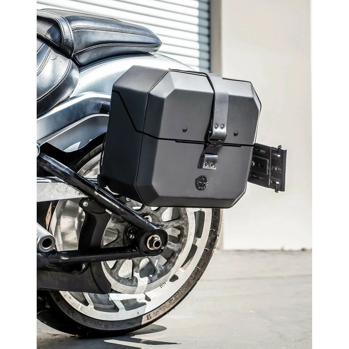 M8 ファットボーイ Outlaw クイックマウント・スモール・サドルバッグ 10L 左用 (レザーラップ)3