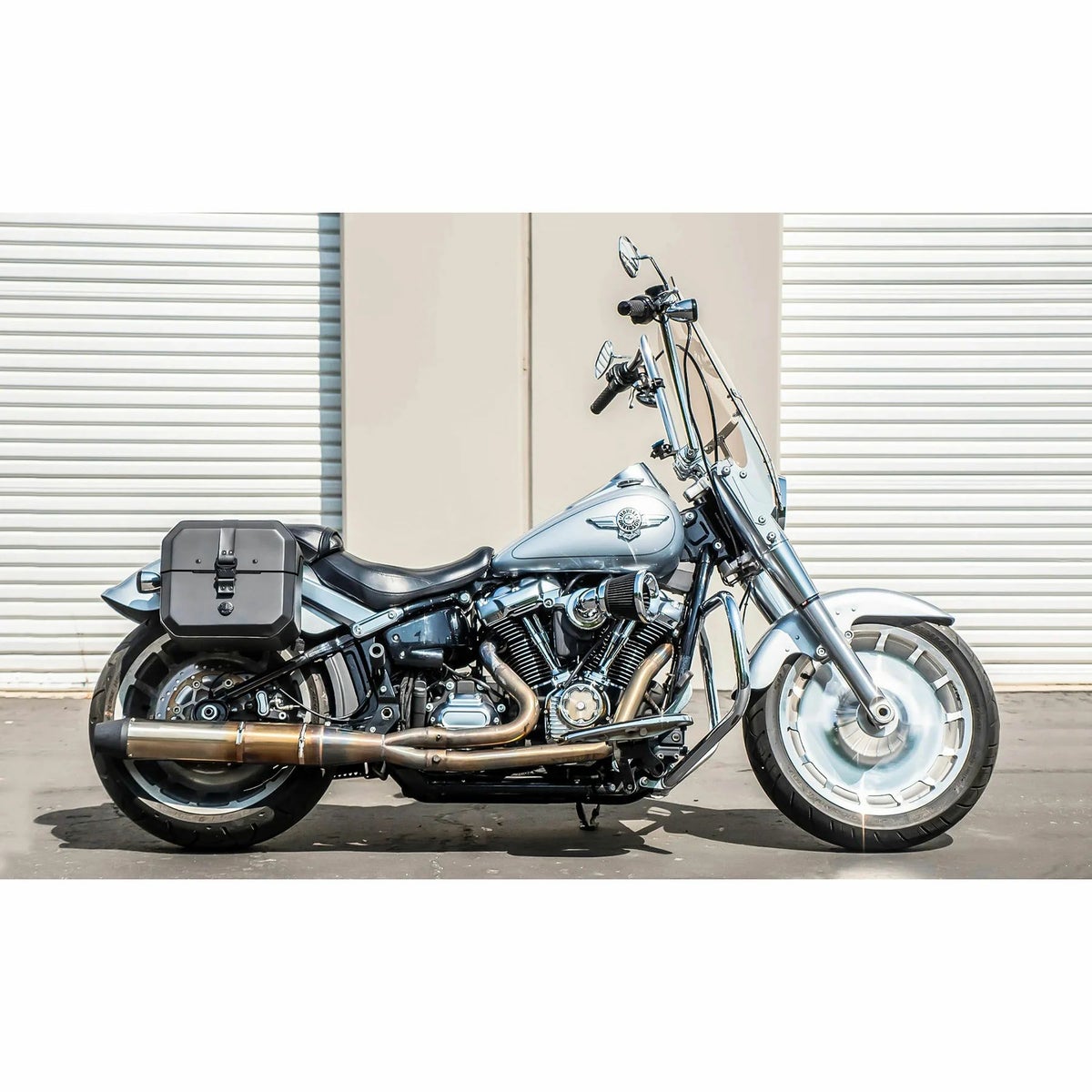 M8 ファットボーイ Outlaw クイックマウント・スモール・サドルバッグ 10L 右用 (レザーラップ)1