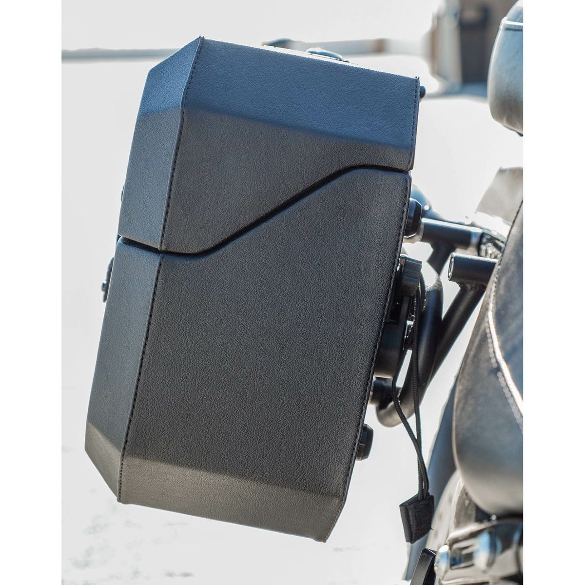 M8 ファットボーイ Outlaw クイックマウント・スモール・サドルバッグ 10L 右用 (レザーラップ)4