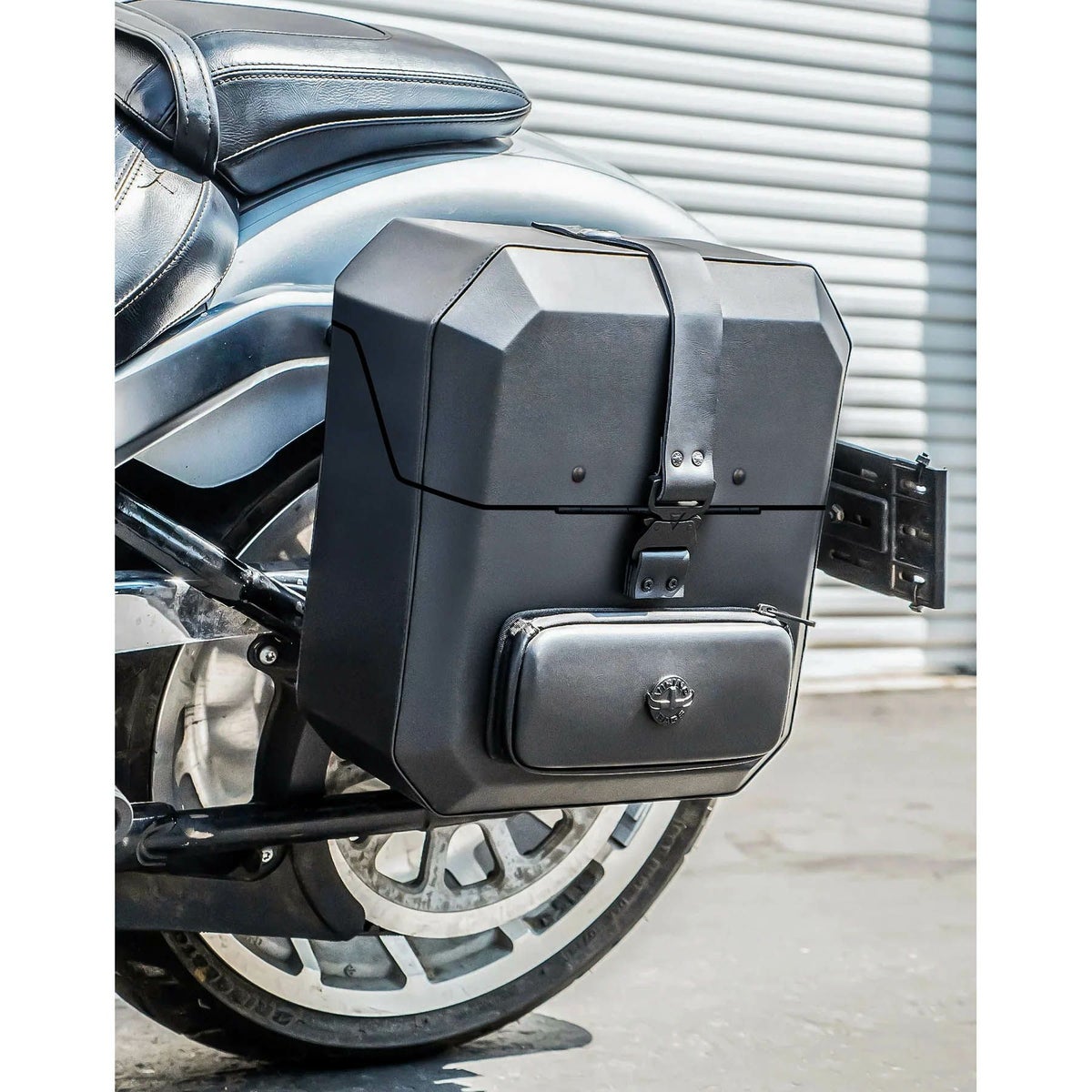 M8 ファットボーイ Outlaw クイックマウント・ミディアム・サドルバッグ 15L 左用 (レザーラップ)3