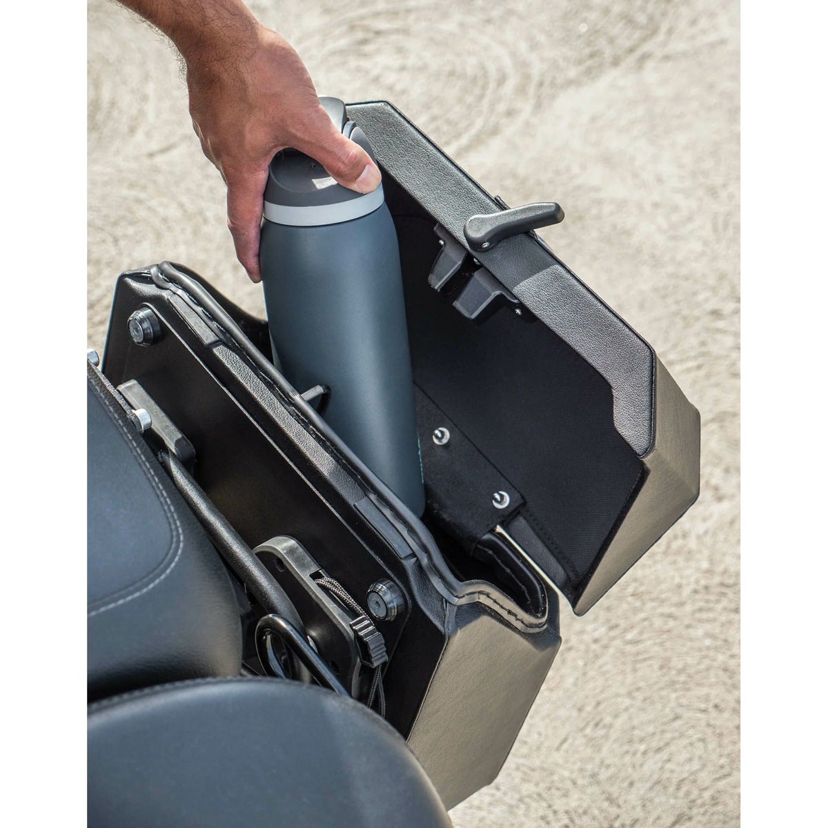 M8 ファットボーイ Outlaw クイックマウント・ミディアム・サドルバッグ 15L 左用 (レザーラップ)5