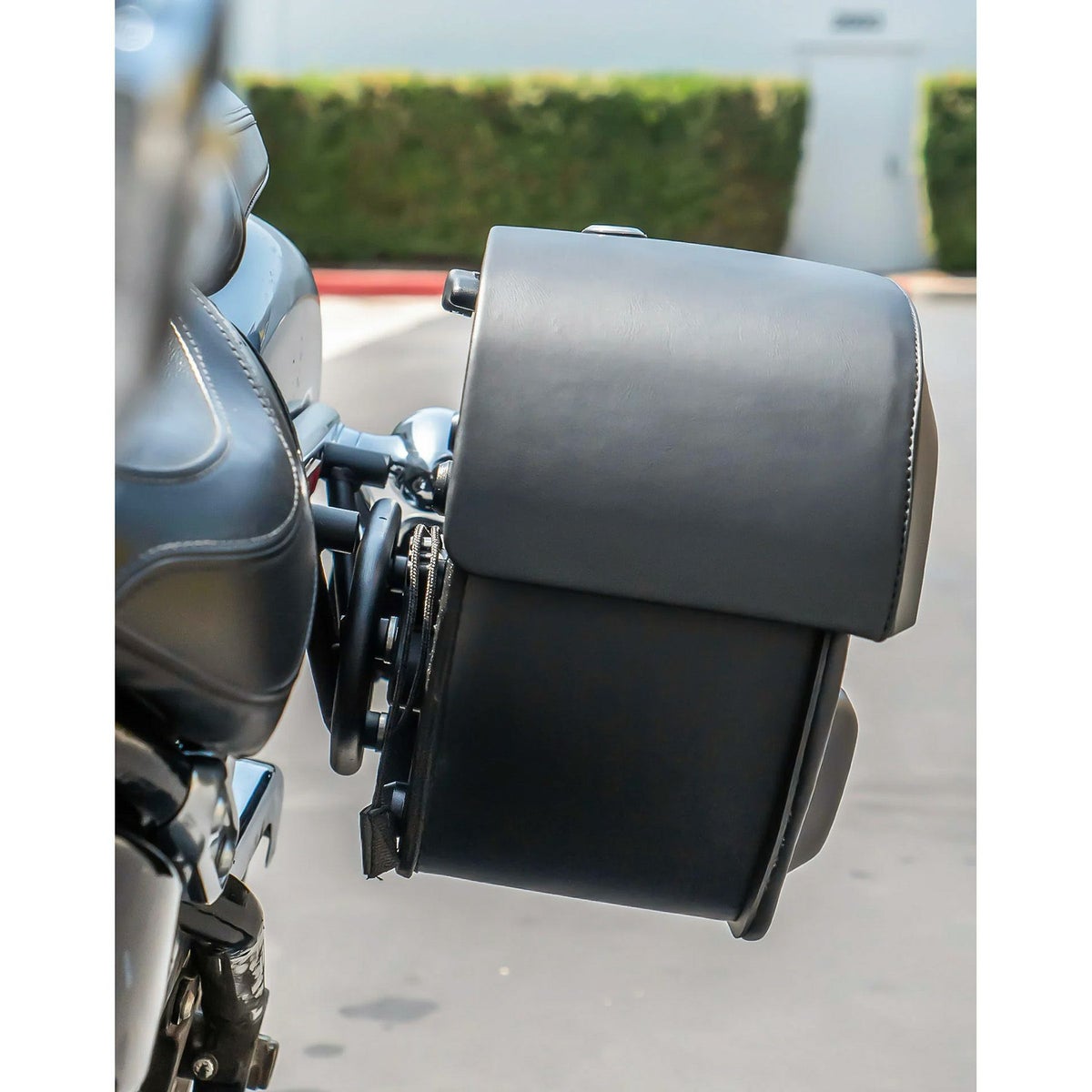 M8 ファットボーイ Pantheon クイックマウント・ミディアム・サドルバッグ3