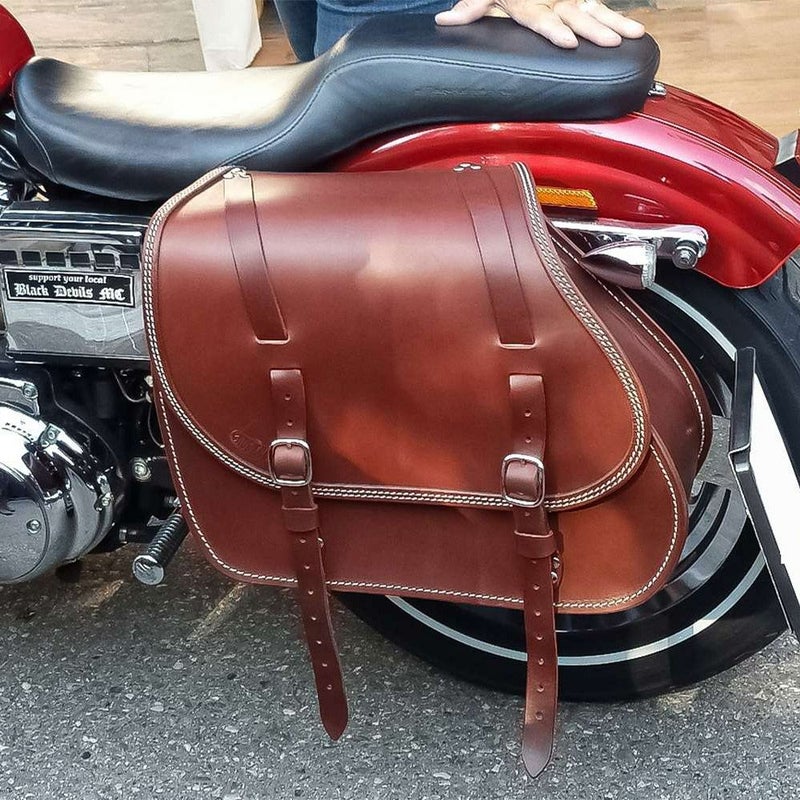 エンズクオイオ Little Boogie レザーサドルバッグ 29L (ダークブラウン)