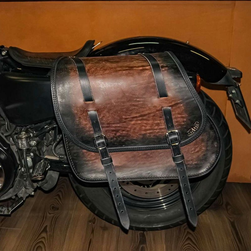 エンズクオイオ Little Boogie レザーサドルバッグ 29L (ディストレスト・ツートーン・ダーク)