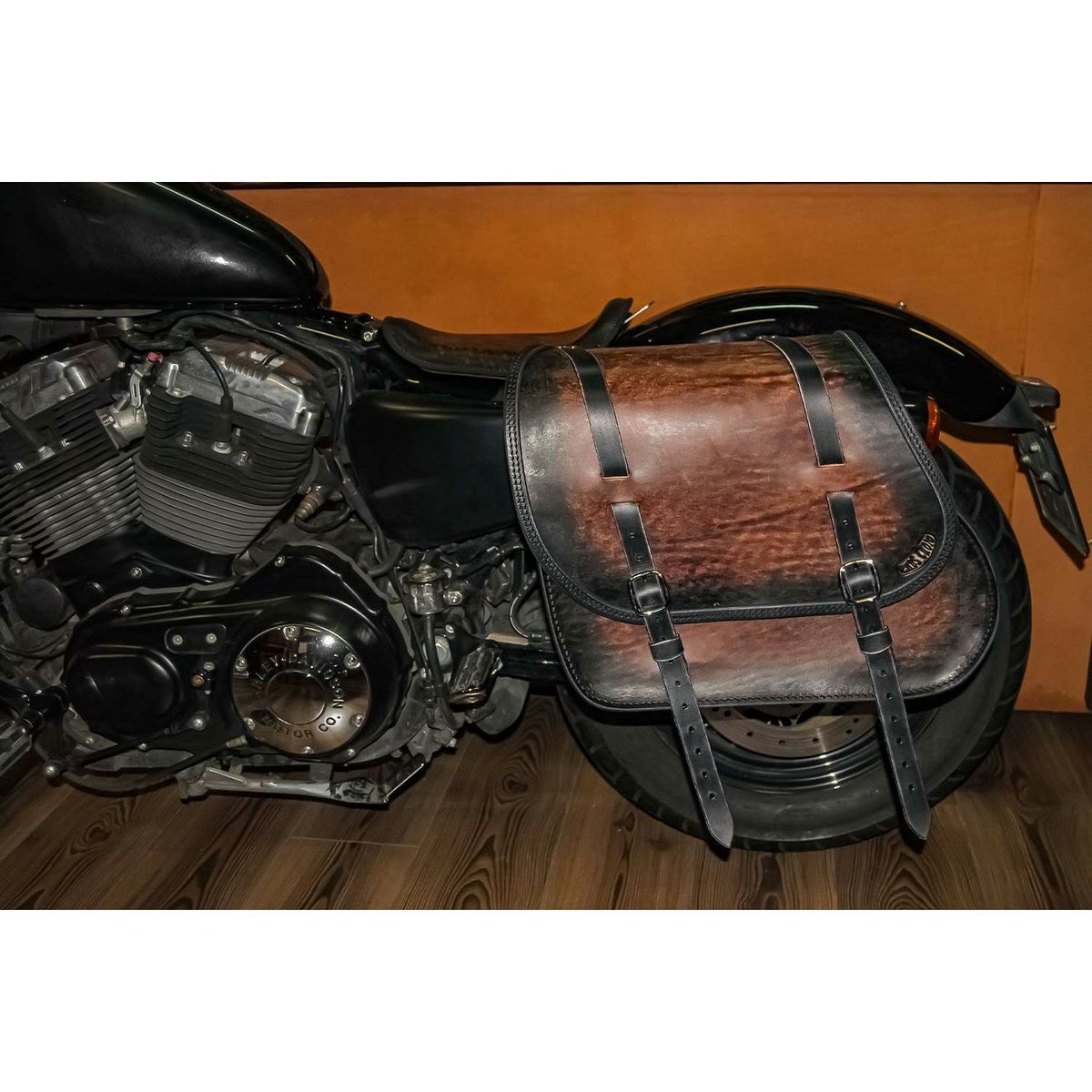 エンズクオイオ Little Boogie レザーサドルバッグ 29L (ディストレスト・ツートーン・ダーク)1