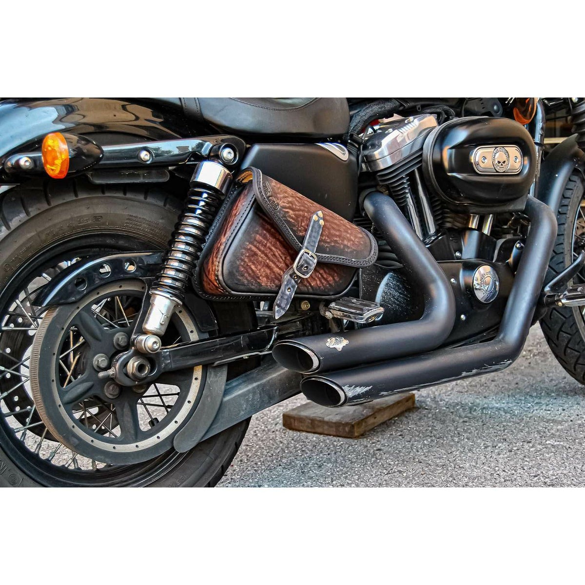 エンズクオイオ Mambo レザーサドルバッグ 4L (ディストレスト・ツートーン・ダーク)1