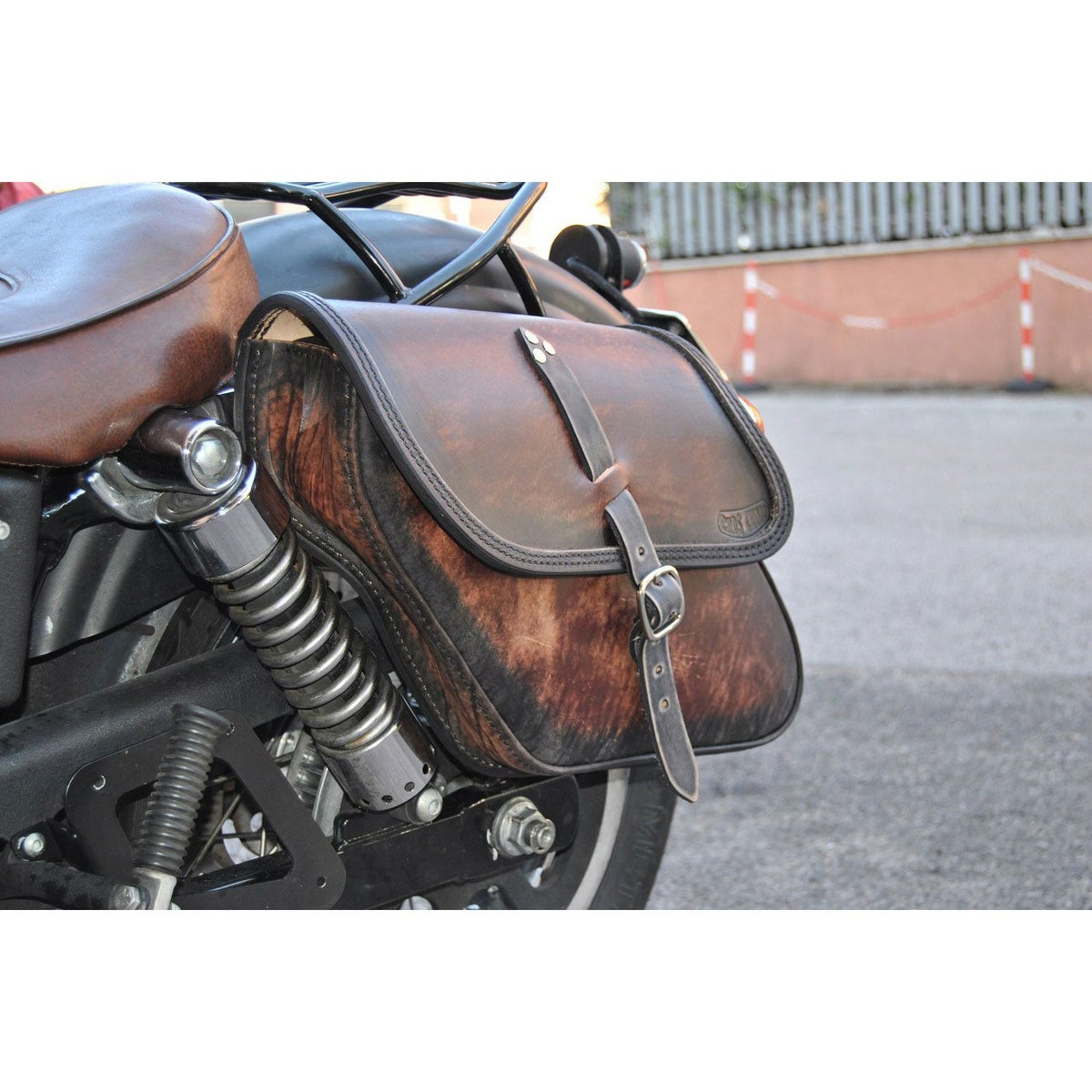 エンズクオイオ Tango レザーサドルバッグ 9L (ディストレスト・ツートーン・ダーク)3