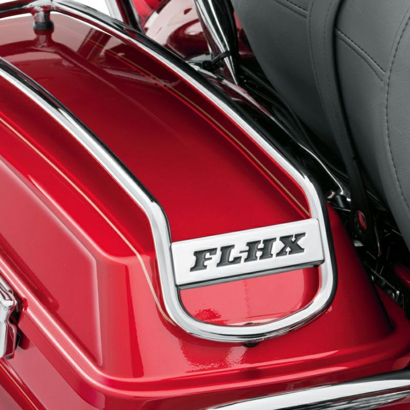 サドルバッグ・リッドレイル・メダリオン　FLHX-02