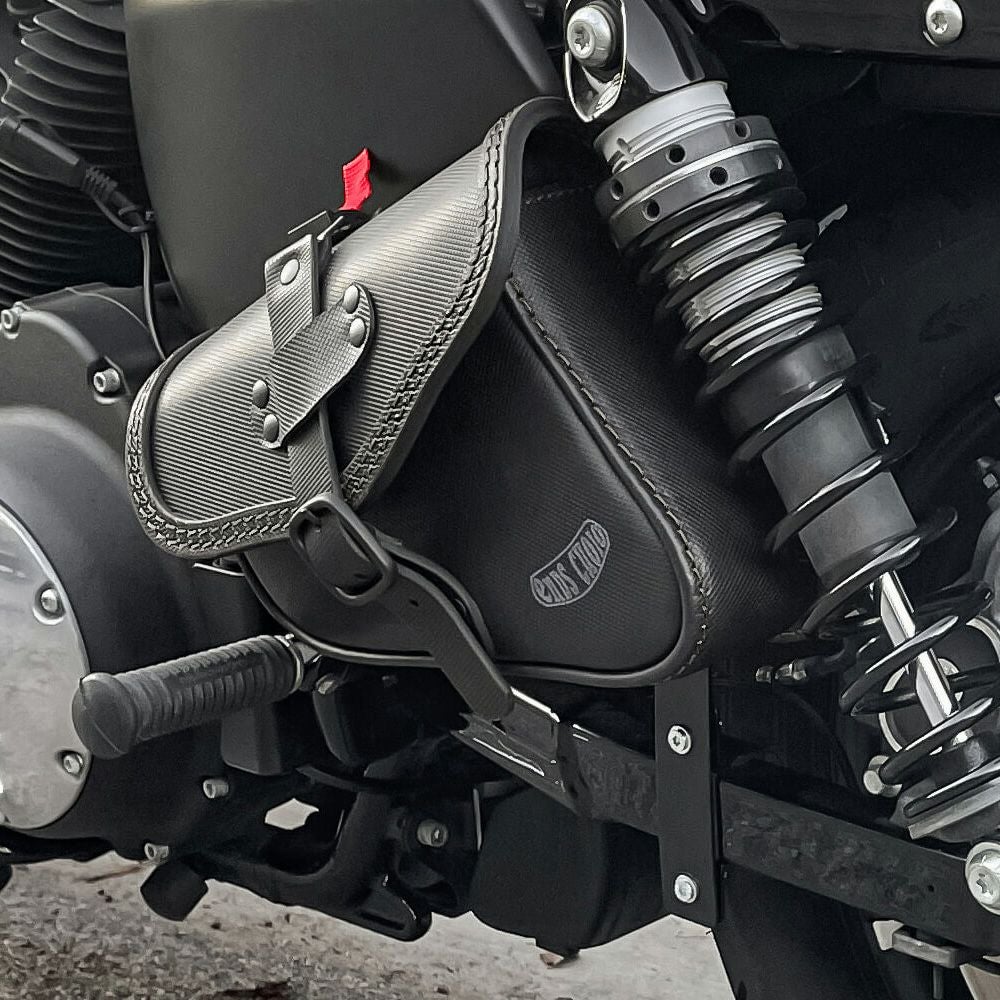 Rev Mambo レザーサドルバッグ 4L 左用 (型押しレザー)