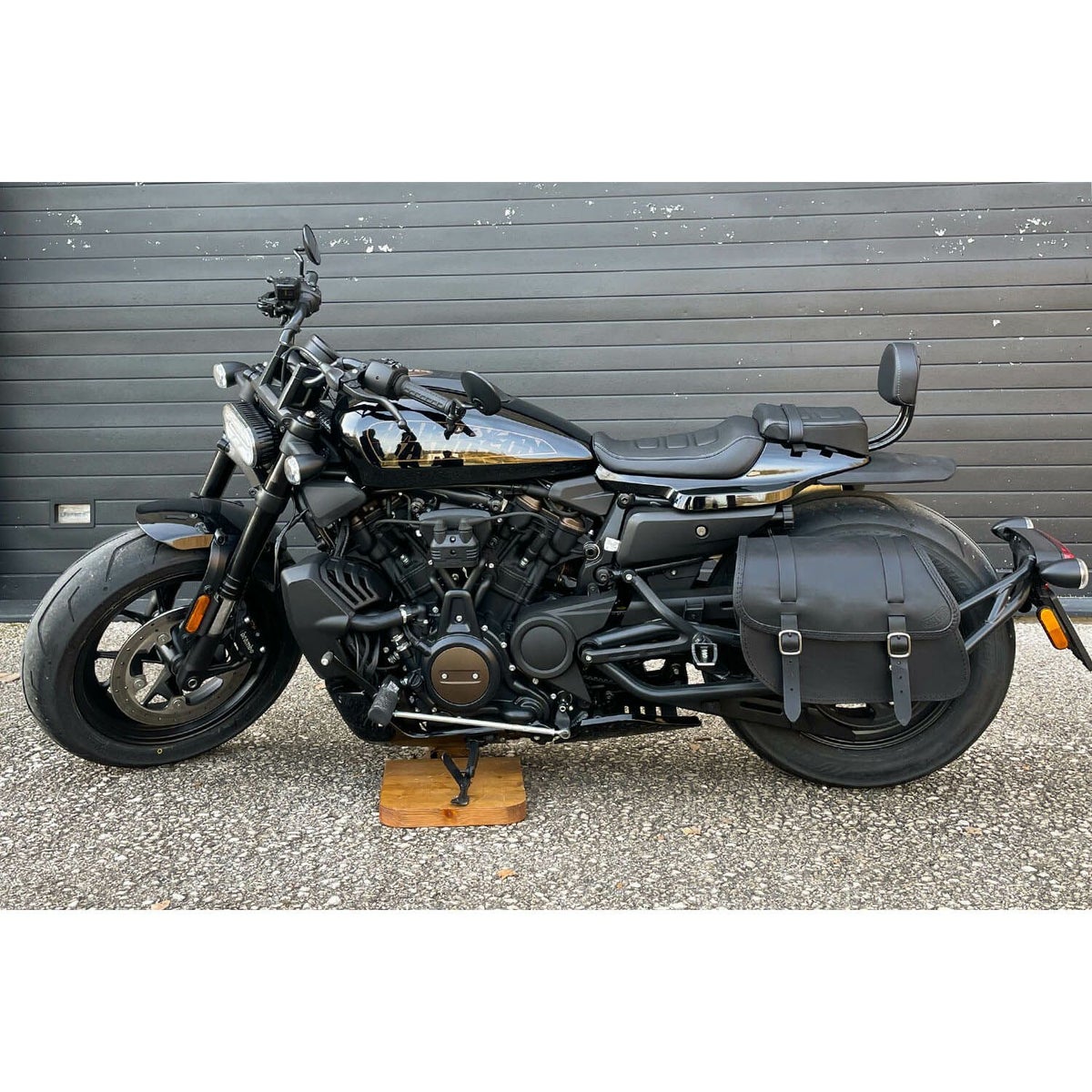 PROG レザーサドルバッグ 19L (ブラック) スポーツスターS2