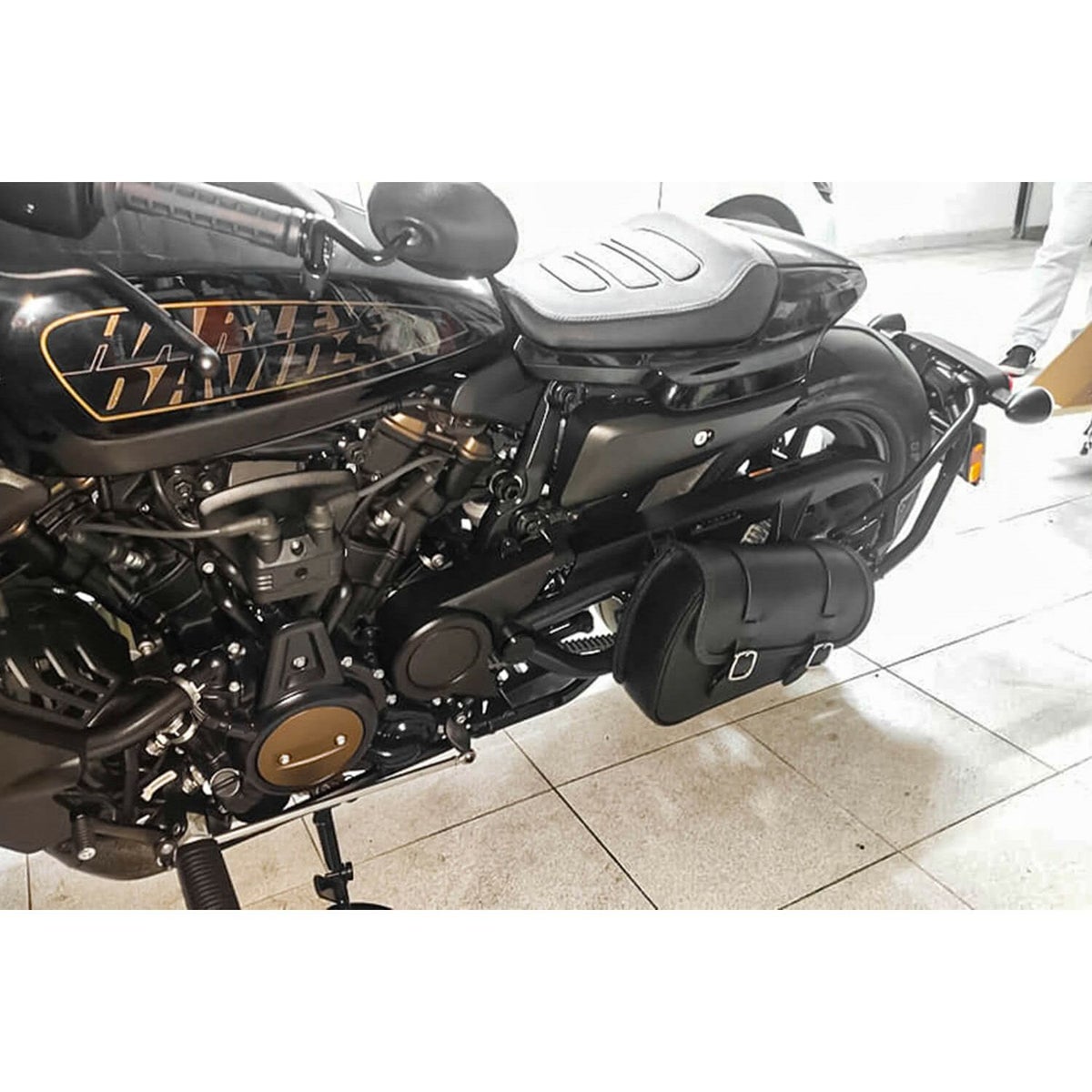 DUB レザーサドルバッグ 7L (ダークブラウン)5