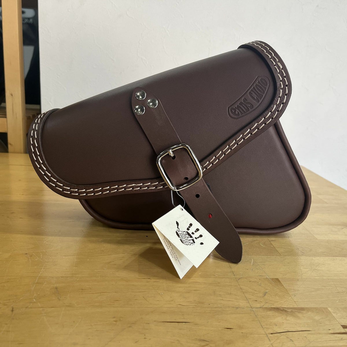 エンズクオイオ Mambo レザーサドルバッグ 4L 左用 (ダークブラウン)