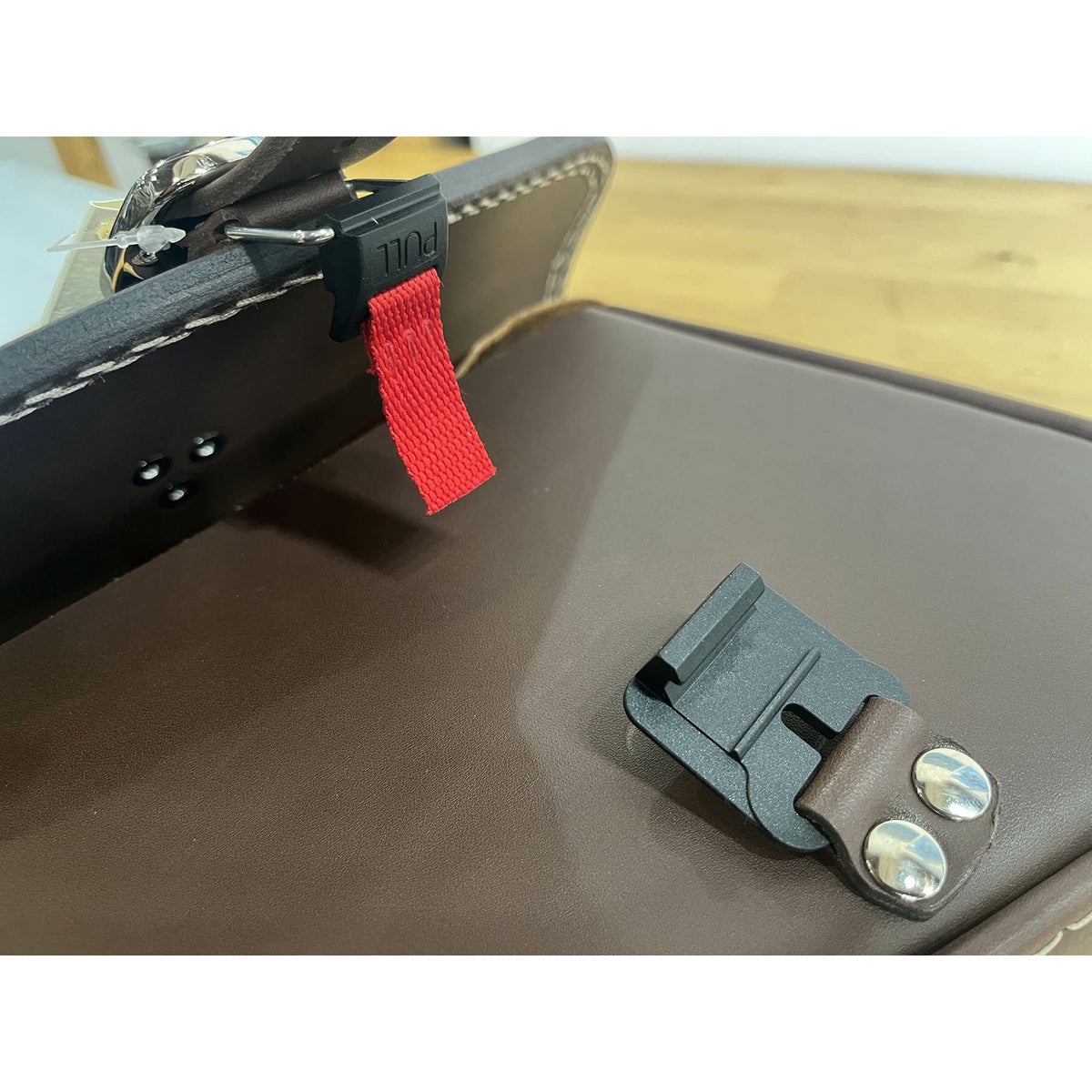 エンズクオイオ Mambo レザーサドルバッグ 4L 左用 (ダークブラウン)4