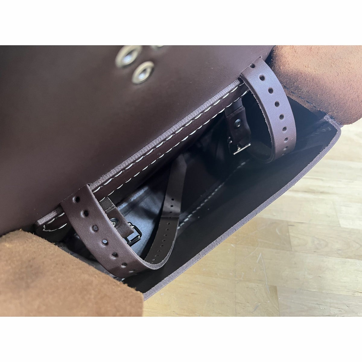 エンズクオイオ Mambo レザーサドルバッグ 4L 左用 (ダークブラウン)5