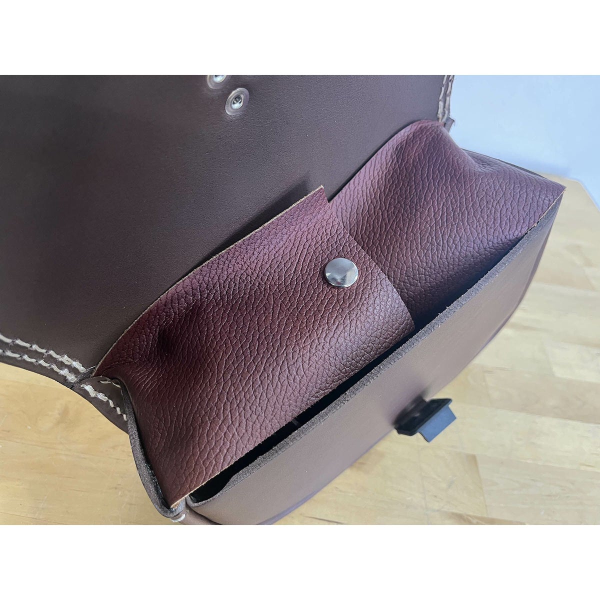 エンズクオイオ Mambo レザーサドルバッグ 4L 左用 (ダークブラウン)6