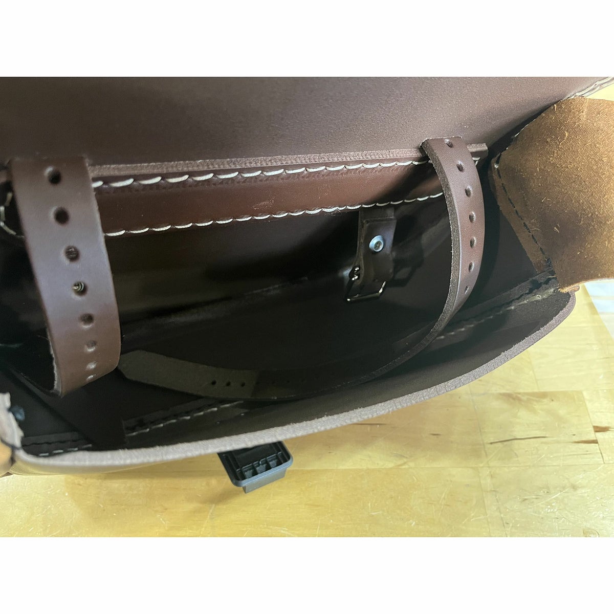 Mambo レザーサドルバッグ 4L 右用 (ダークブラウン)5