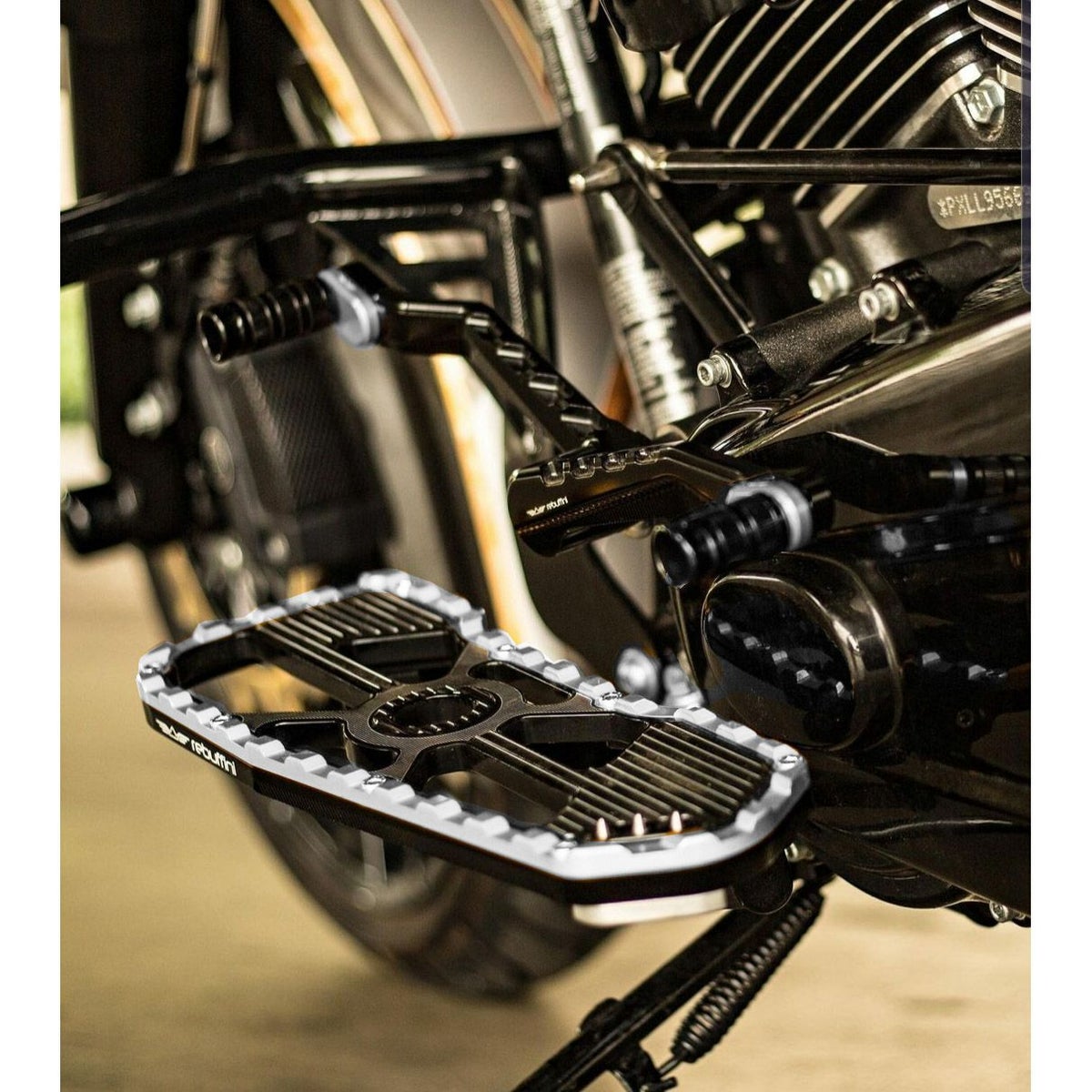 Wheelie ドライバー・ビレットフットボード (ブラック/シルバー)2