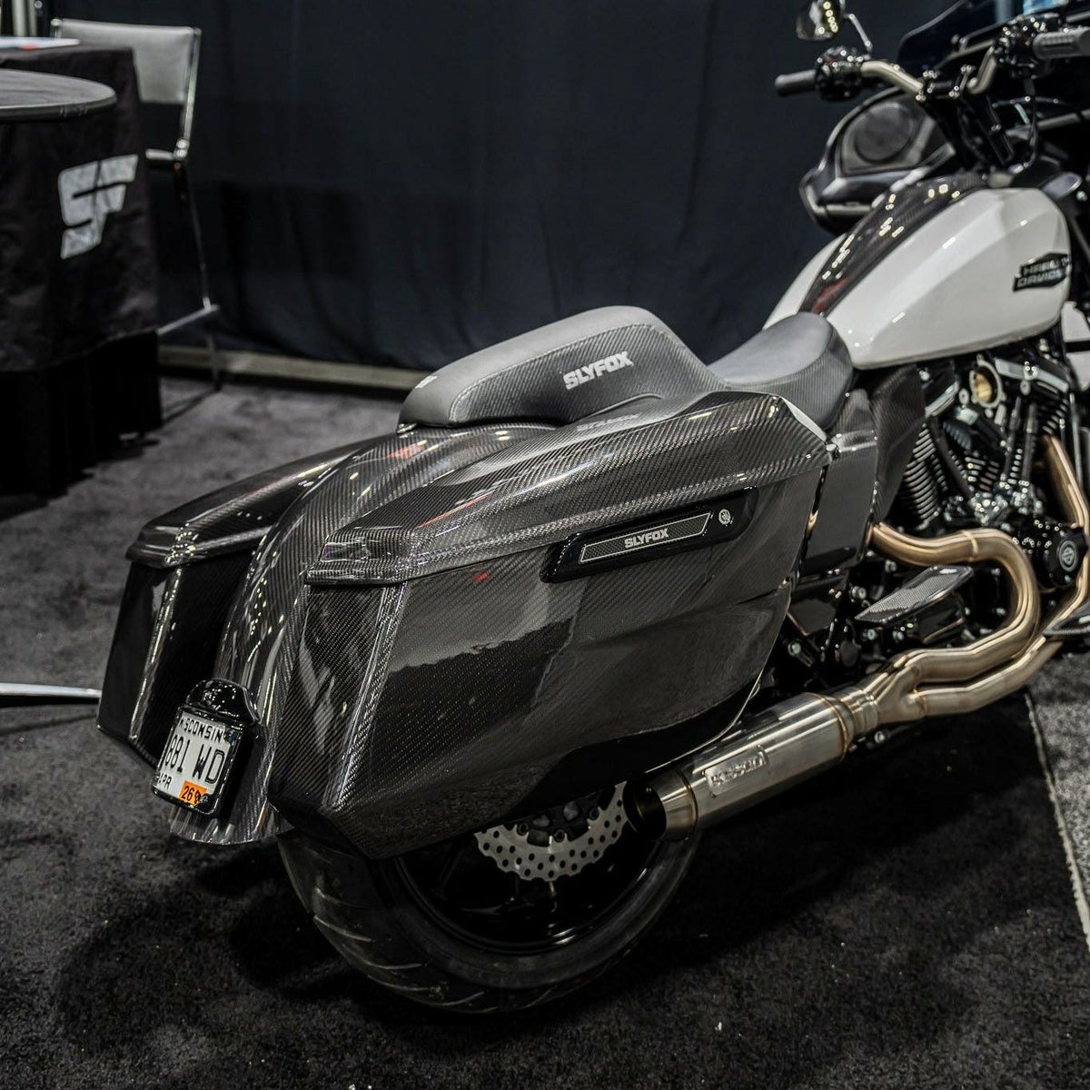 カーボンファイバー サドルバッグ・ボトム (艶有り) 2024以降 ツーリング1