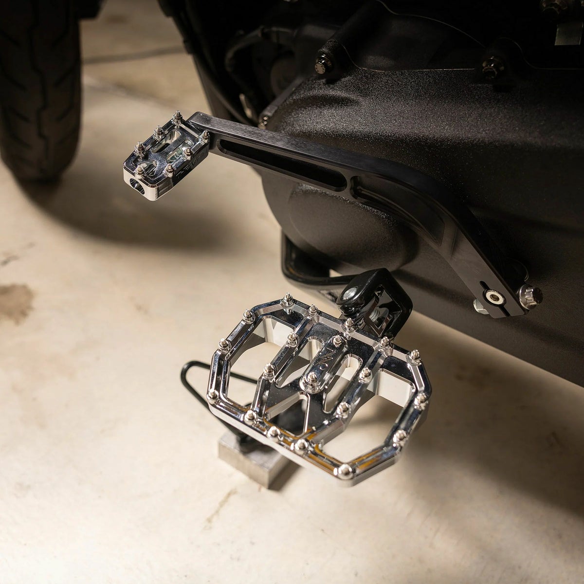 Aggressor ライダー・ミニフロアボード (クローム) M8ソフテイル1