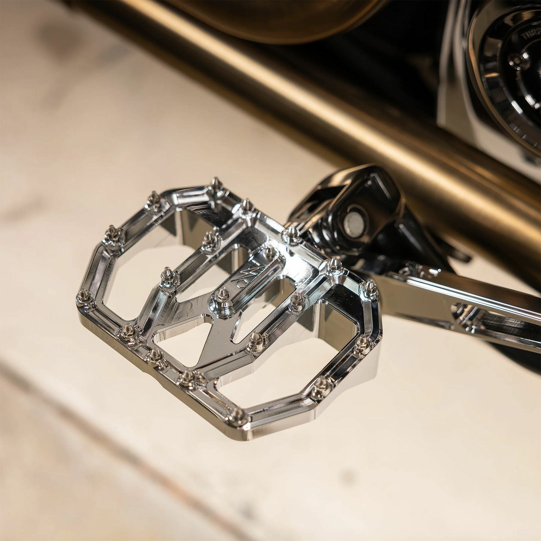 DRAG Specialties メーター移設キット（エンジン横）ブラック