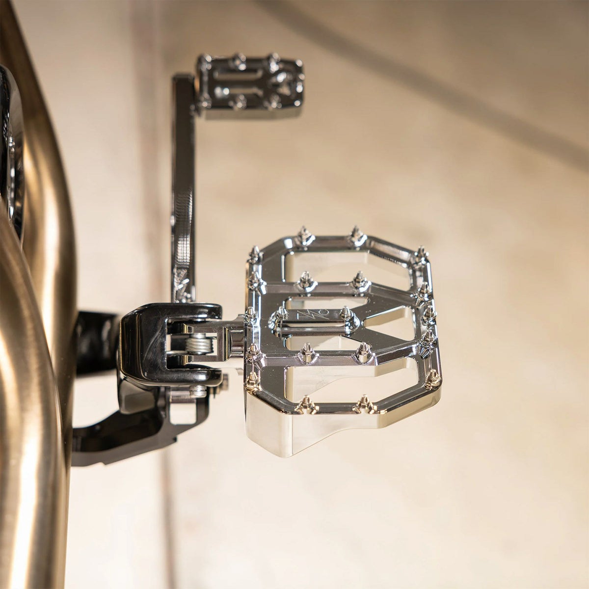 Aggressor ミニフロアボード (クローム)2