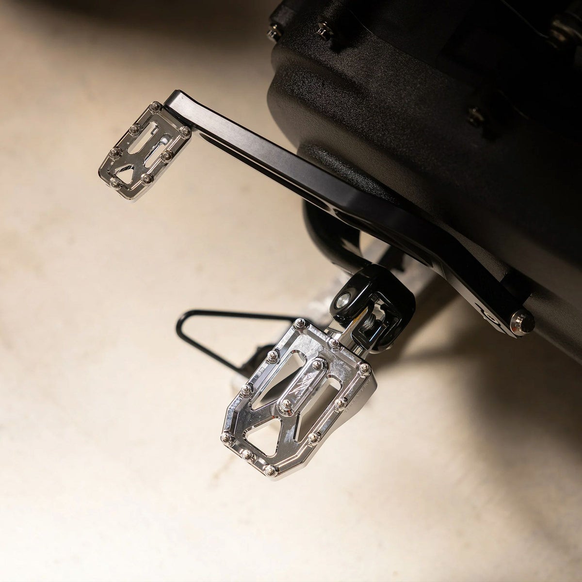 Aggressor ライダー・フットペグ (クローム) M8ソフテイル1