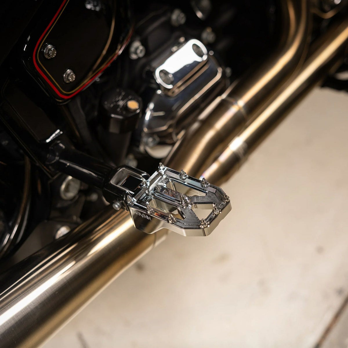 Aggressor パッセンジャー・フットペグ (クローム) M8ソフテイル1