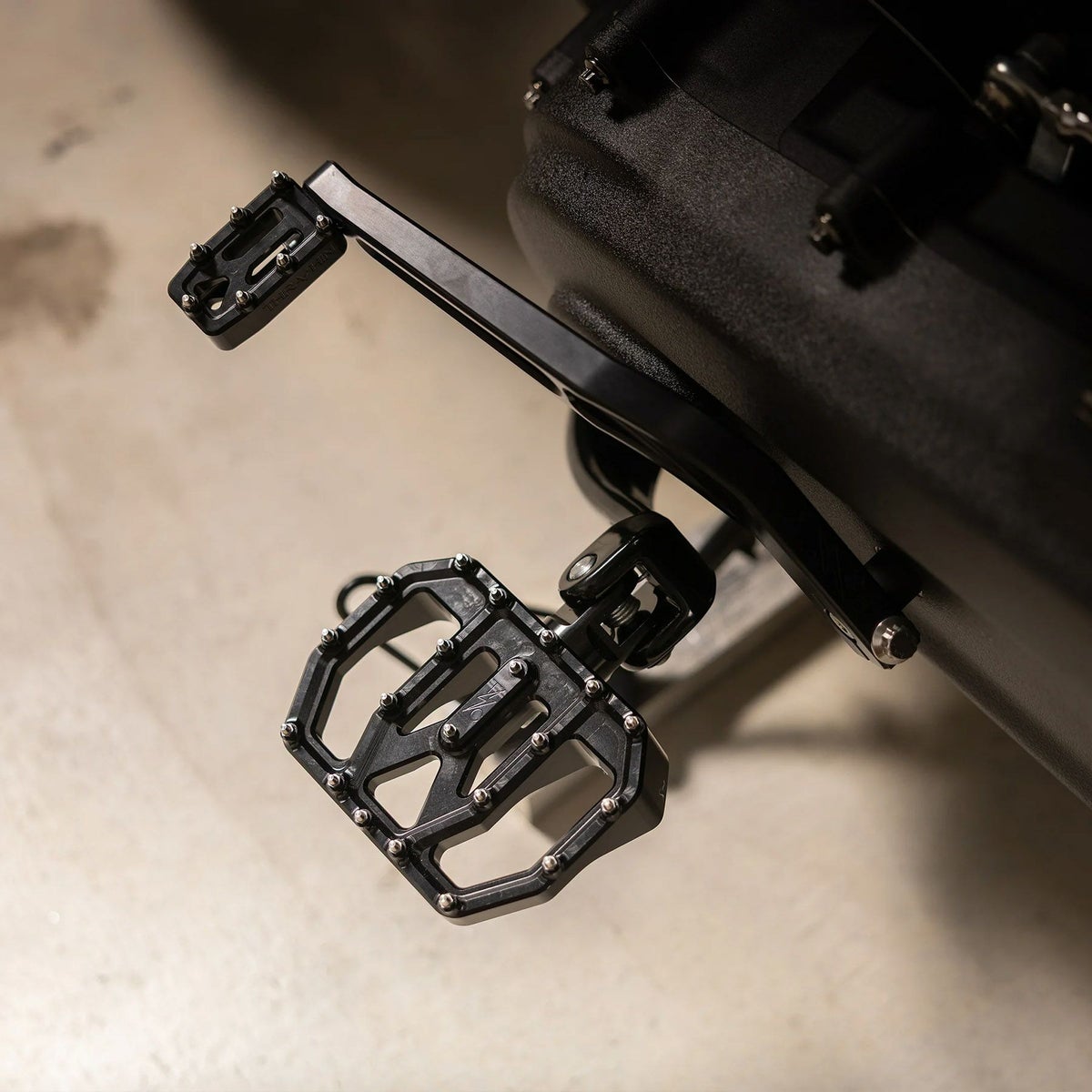 Aggressor ライダー・ミニフロアボード (ブラック) M8ソフテイル1