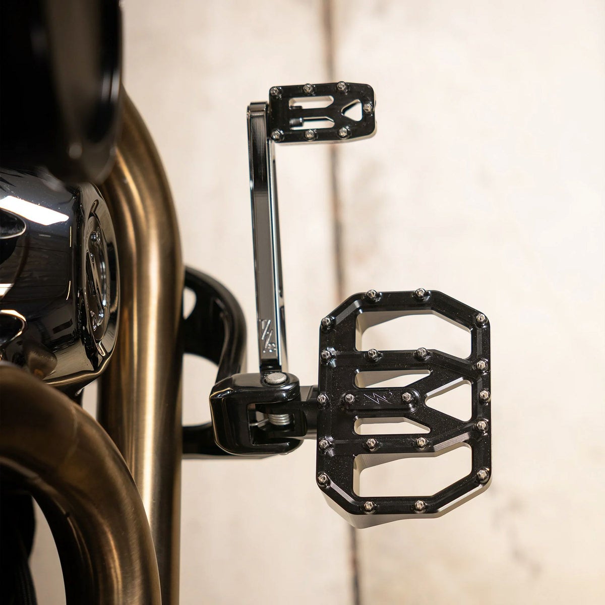 Aggressor ライダー・ミニフロアボード (ブラック) M8ソフテイル4