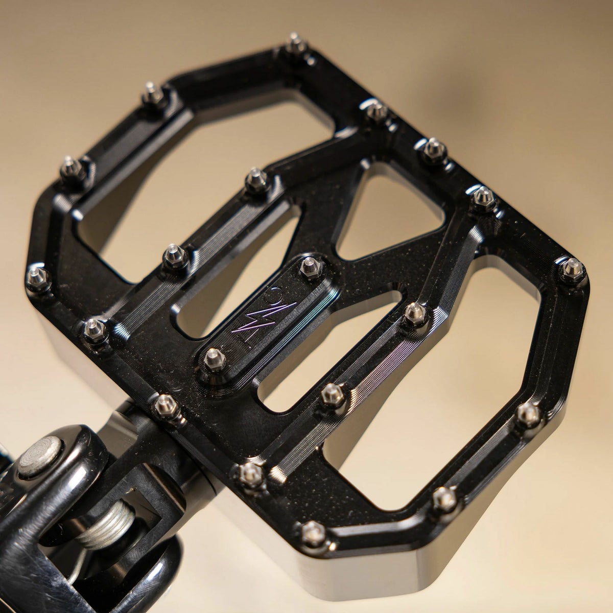 Aggressor ライダー・ミニフロアボード (ブラック) M8ソフテイル5