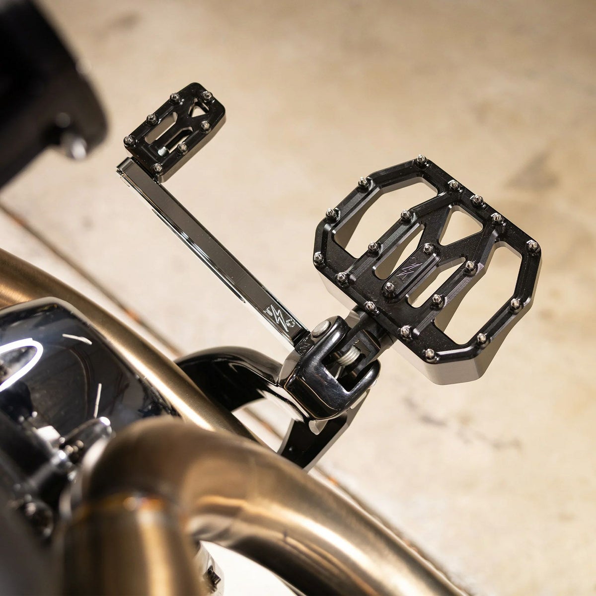 Aggressor ライダー・ミニフロアボード (ブラック) M8ソフテイル6