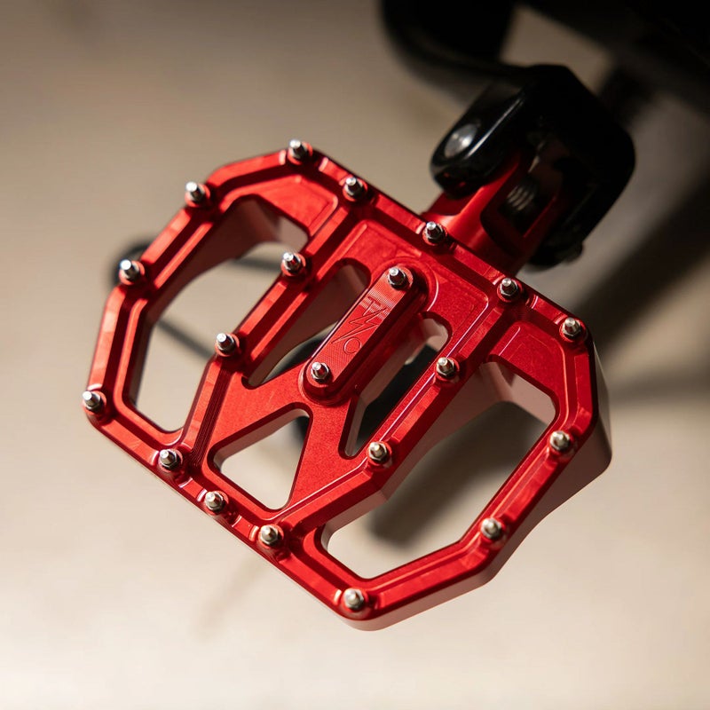 Aggressor ライダー・ミニフロアボード (レッド) M8ソフテイル