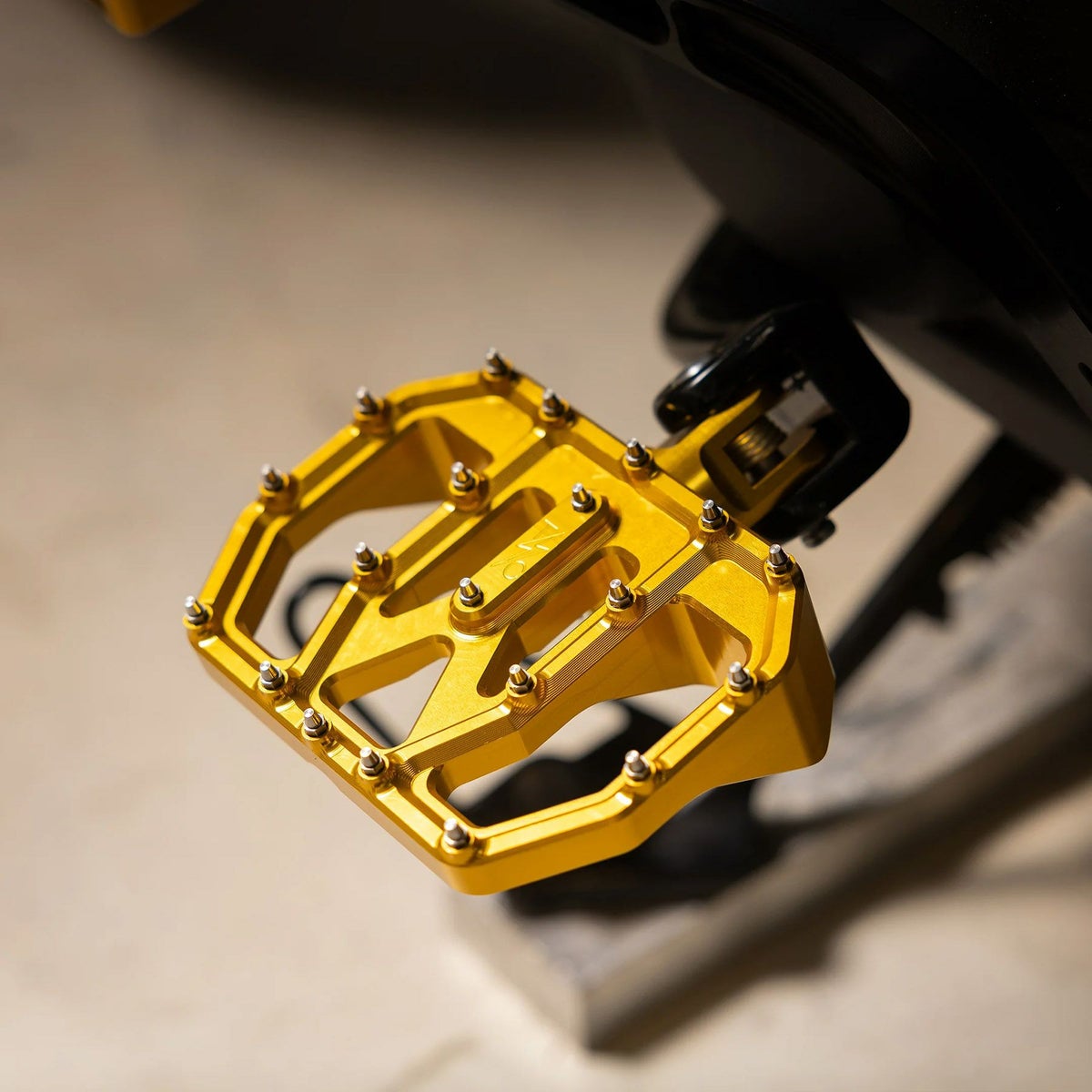 Aggressor ミニフロアボード (ゴールド)