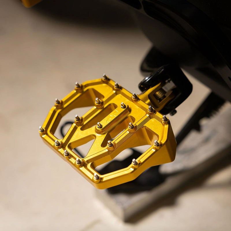 Aggressor ミニフロアボード (ゴールド)