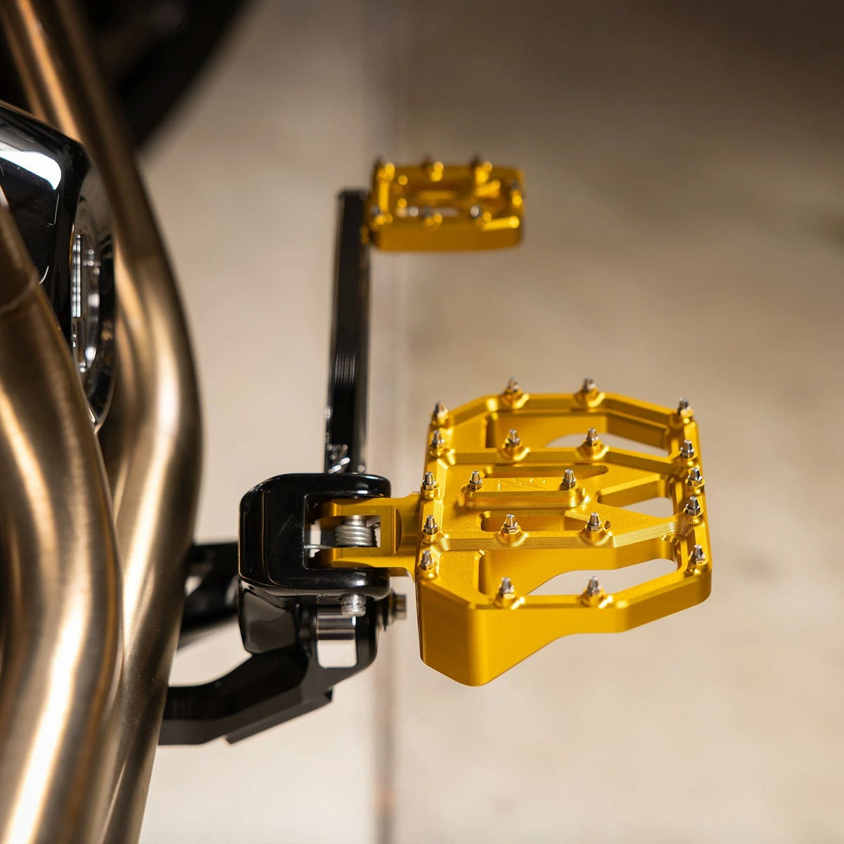 Aggressor ミニフロアボード (ゴールド)3