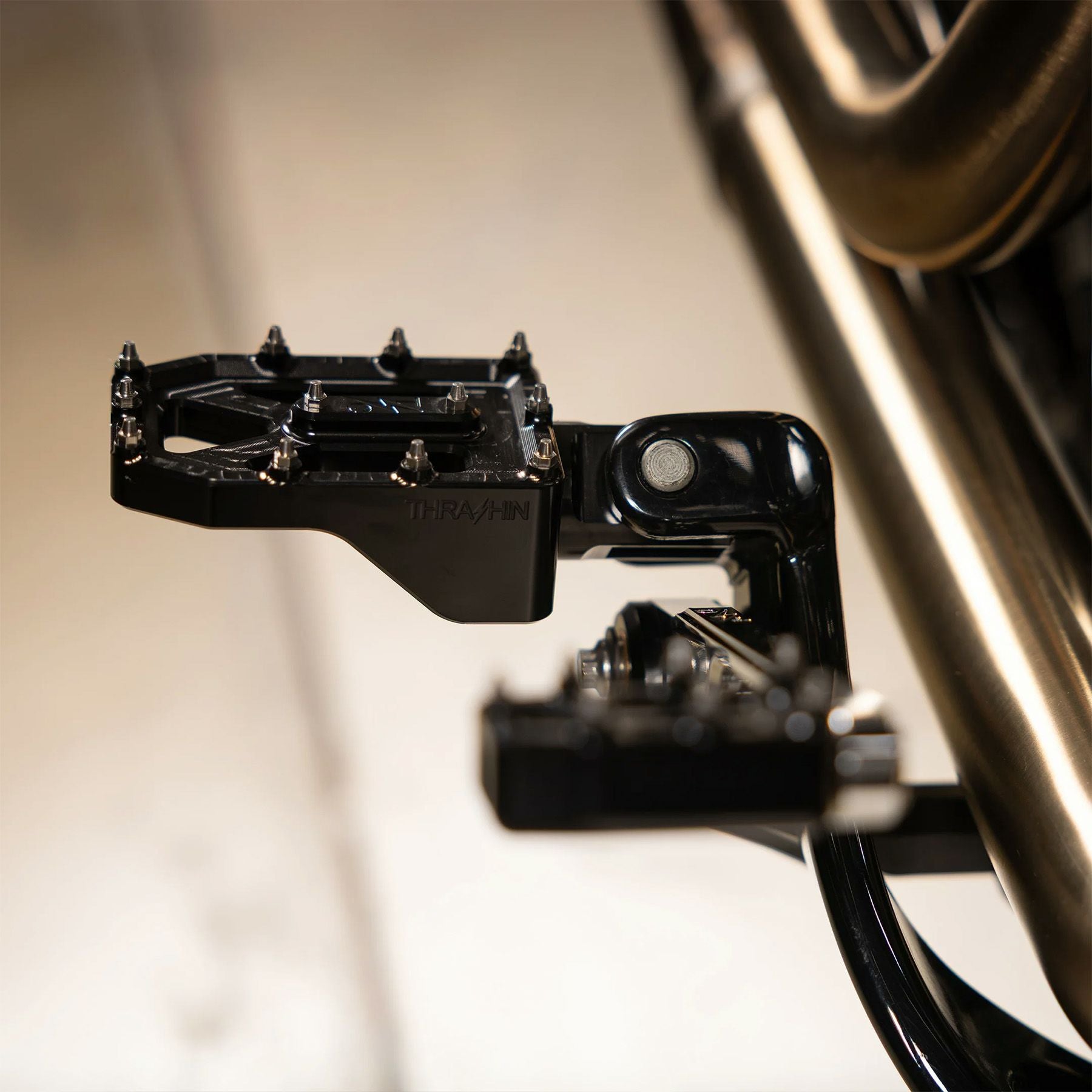 ハーレー、クルーザーソフテイル用Thrashin（スラッシン）フットペグ