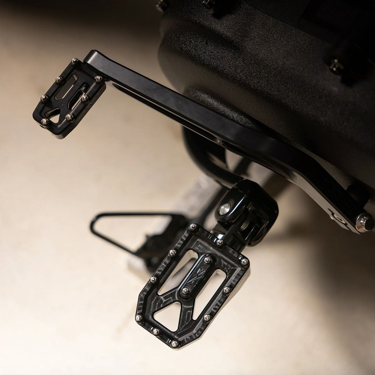 Aggressor ライダー・フットペグ (ブラック) M8ソフテイル1