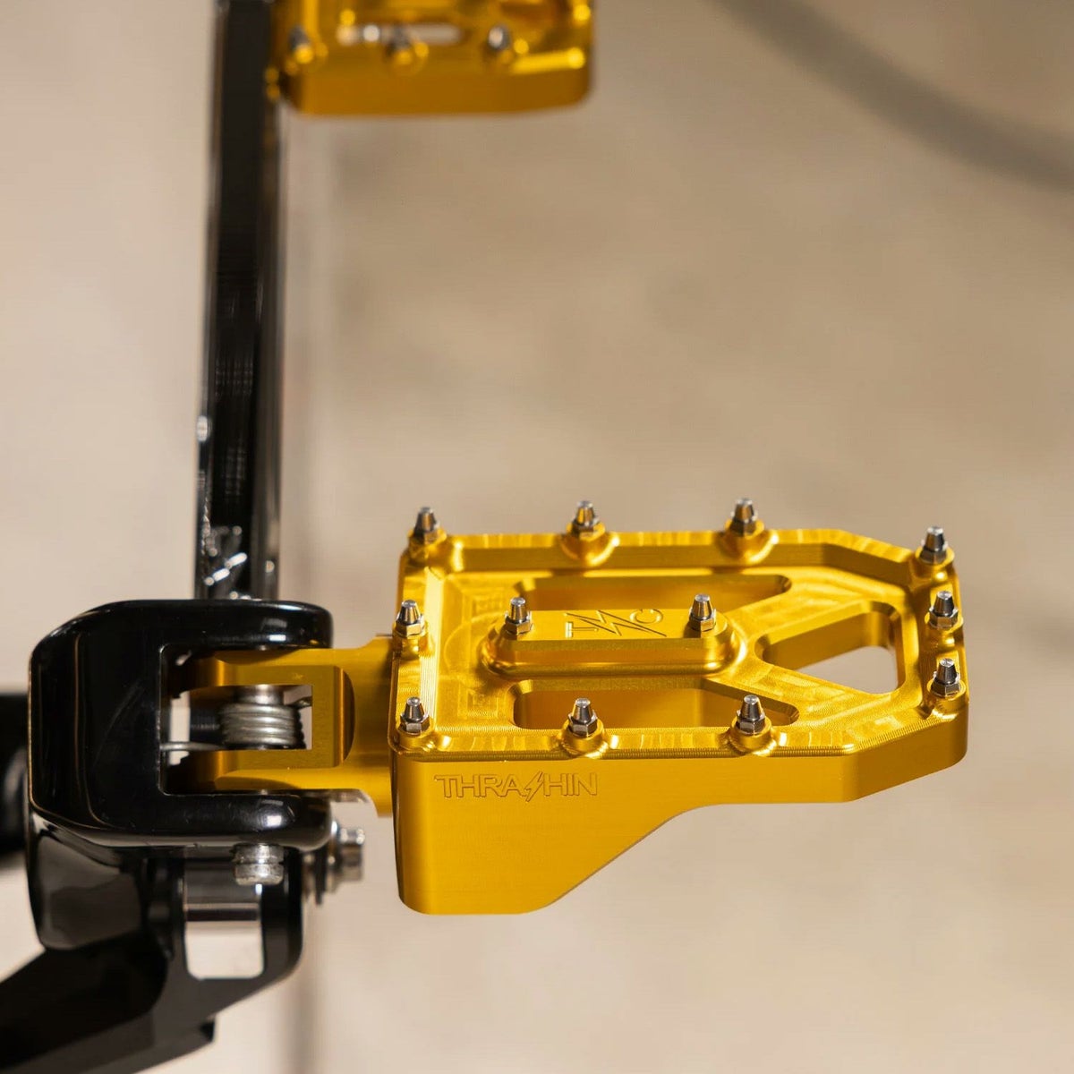 Aggressor ライダー・フットペグ (ゴールド) M8ソフテイル