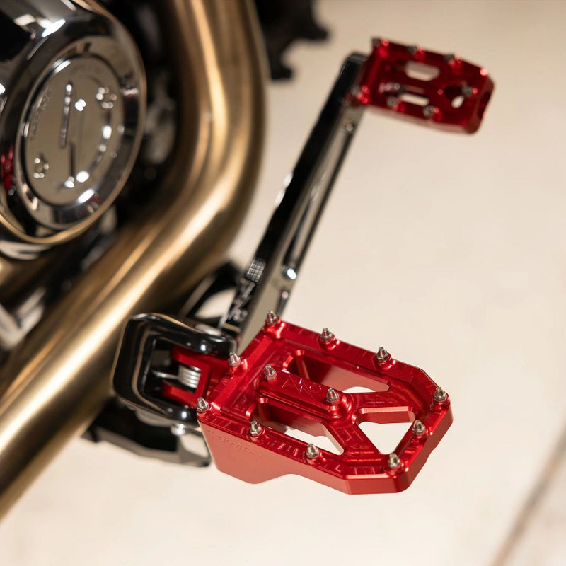  Aggressor ライダー・フットペグ (レッド) M8ソフテイル