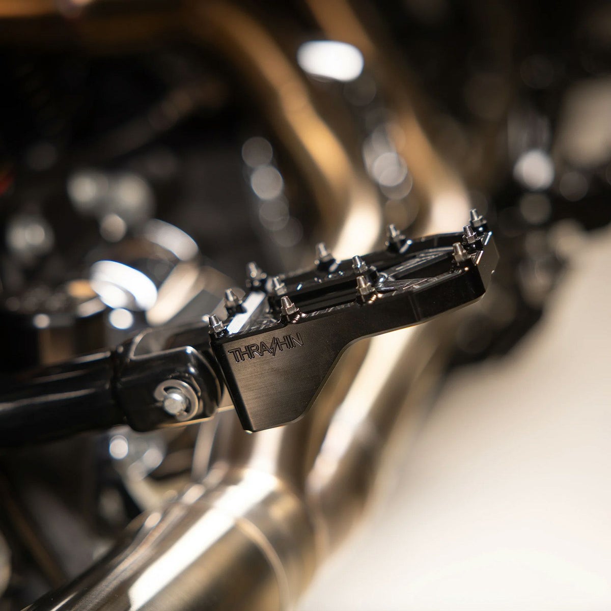 Aggressor パッセンジャー・フットペグ (ブラック) M8ソフテイル2