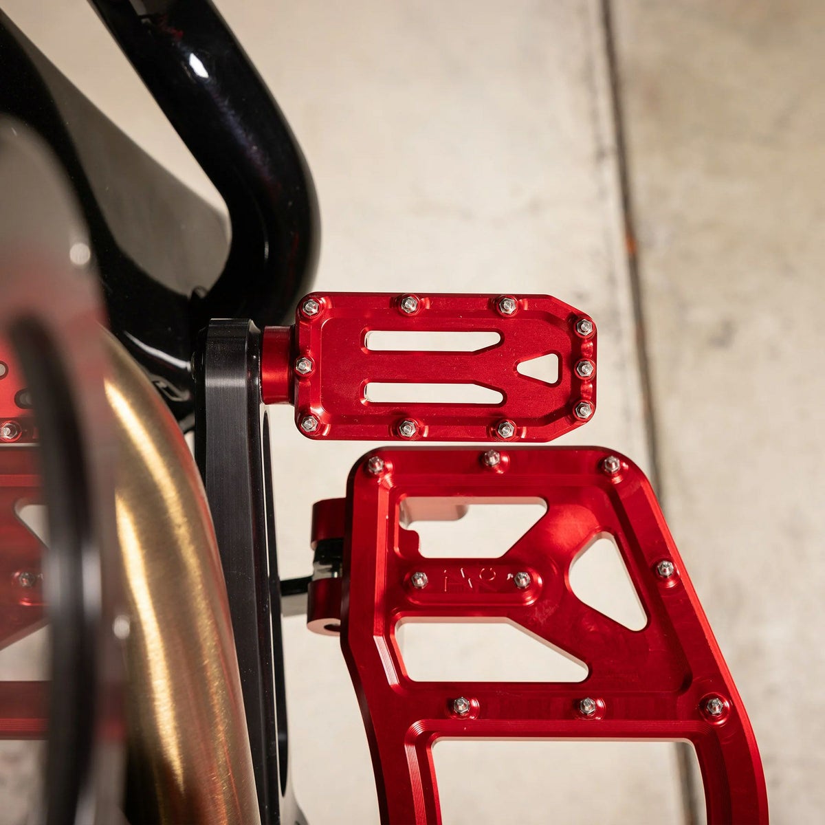 Aggressor ブレーキアームペダル (レッド)