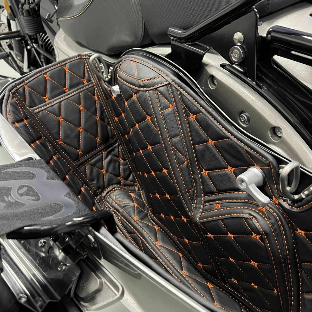 2023以降 FLHXSE、FLTRXSE、FLTRXSTSE サドルバッグライナー オレンジステッチ HogWorkz（ホグワークズ）