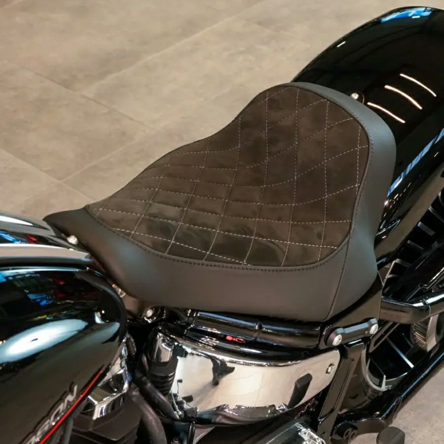 スチールリアフェンダー用 レザー・ソロシート1