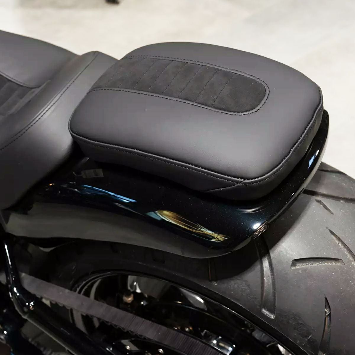 スチールリアフェンダー用 レザー・ピリオンパッド