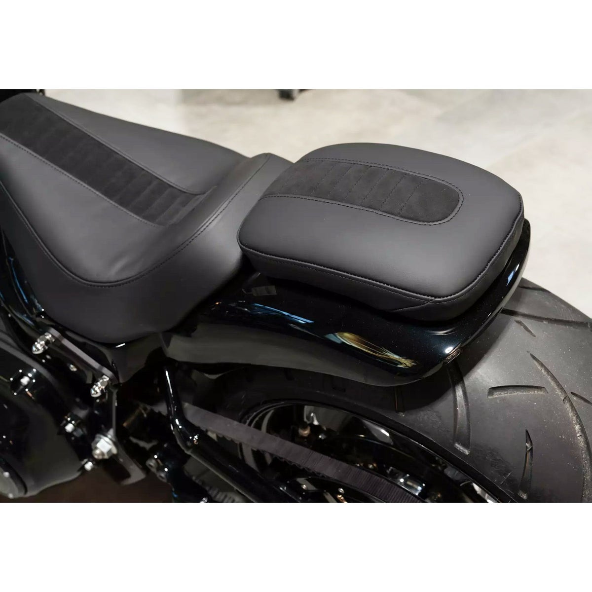 スチールリアフェンダー用 レザー・ピリオンパッド4