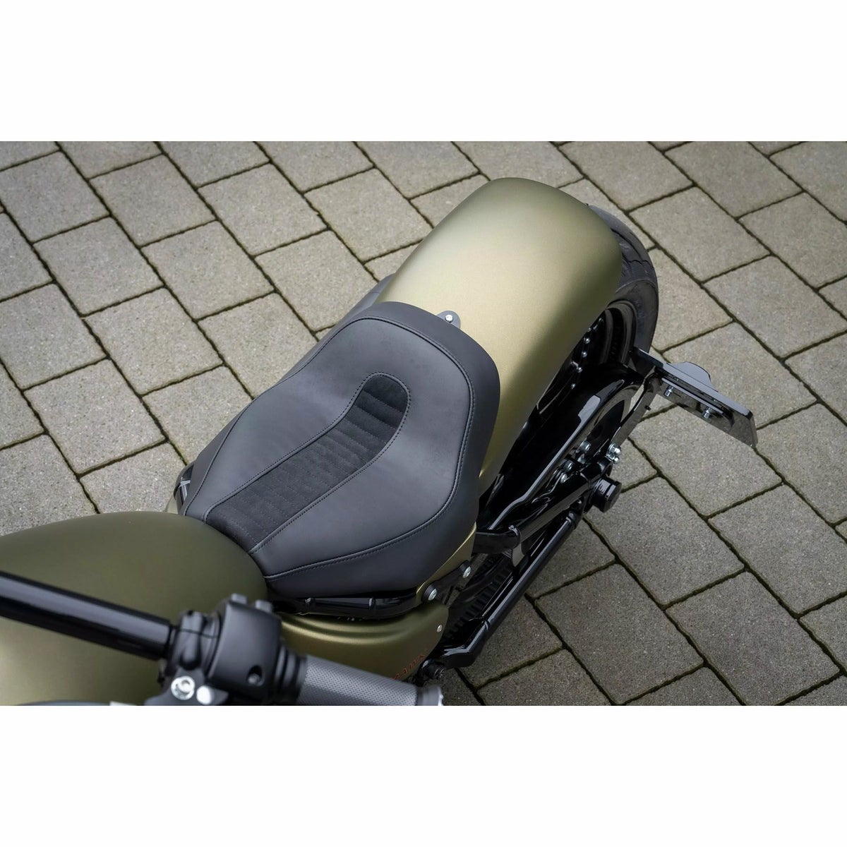 スチールリアフェンダー用 レザー・ソロシート3