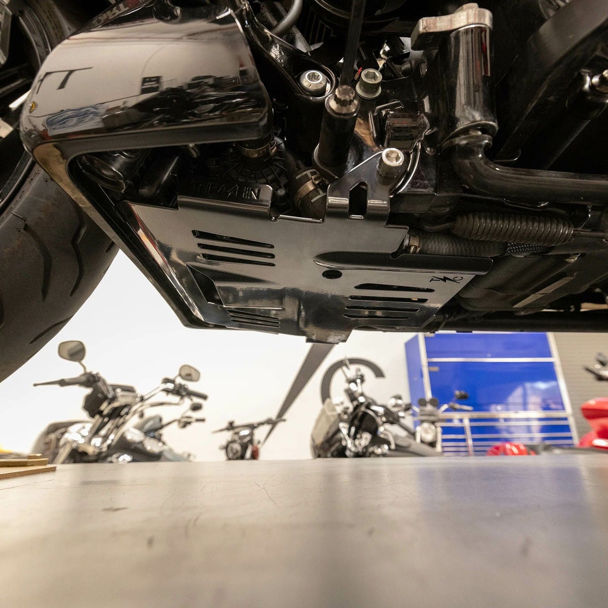 スチール スキッドプレート (ブラック)3