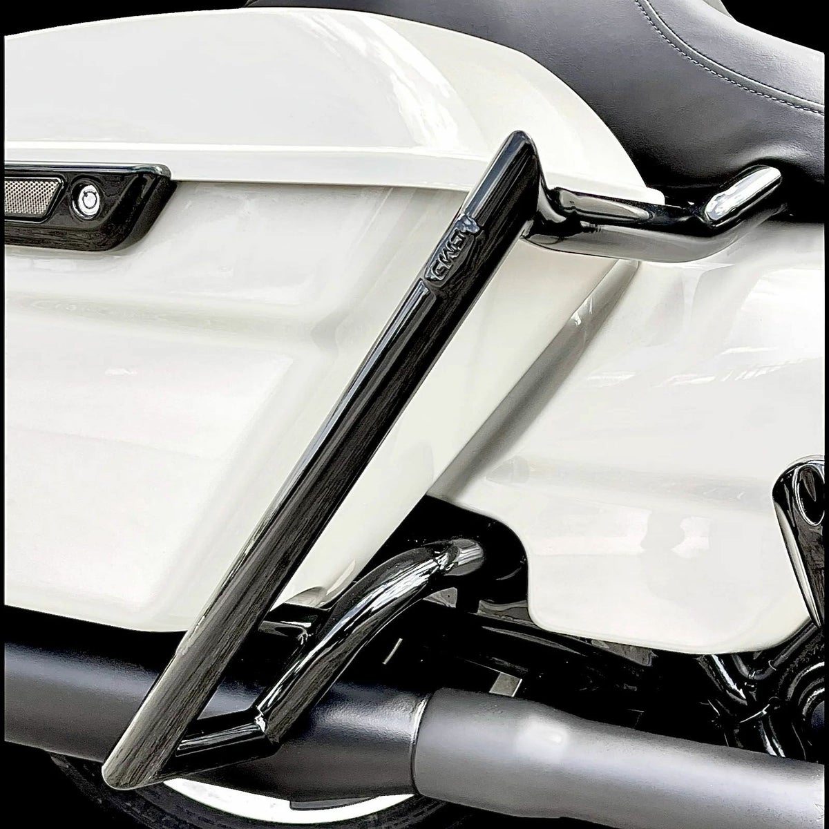 ELEV8 サドルバッグガード 4インチマフラー対応 (グロスブラック)1