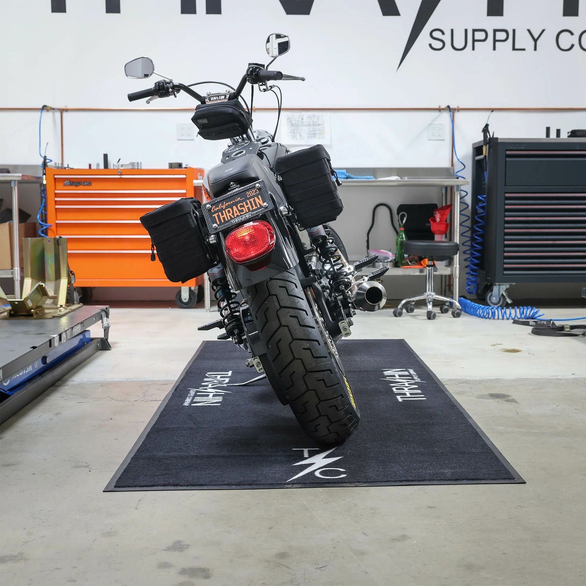 スラッシンサプライ オリジナルロゴ入り ガレージマット2