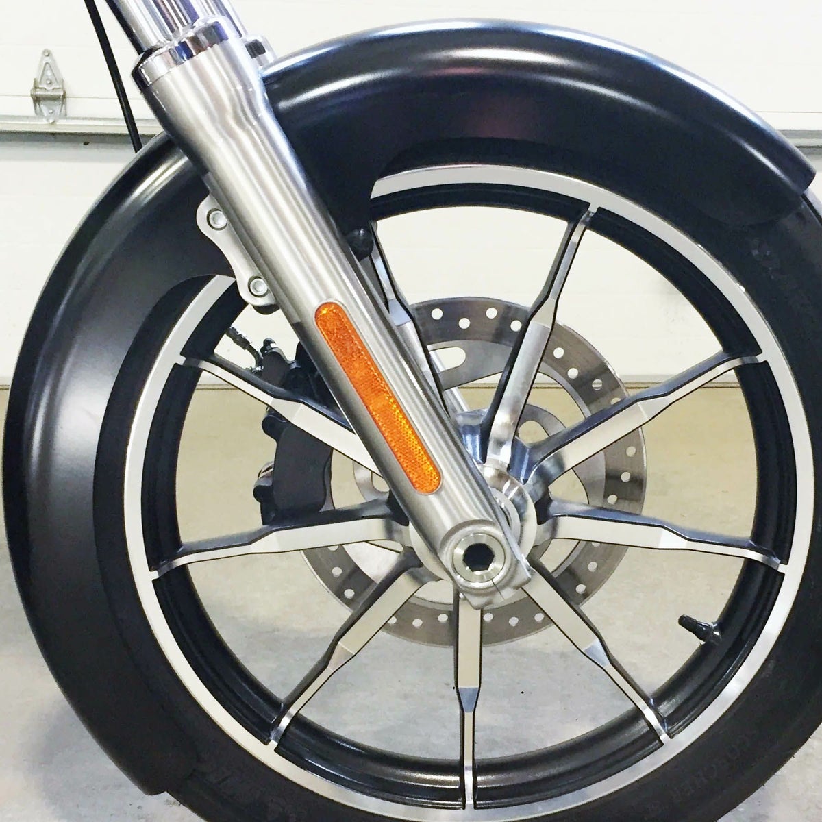 タイヤハガー・19インチ スチール フロントフェンダー (ラッパー)